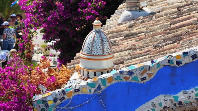 Borgo Parrini, Palermo, Sicilia, Italia - 06/15/2025: Case dipinte dell'antico Borgo detto anche la Barcellona di Partinico.
Ripresa aerea con drone di Borgo Parrini, meta turistica della Sicilia.