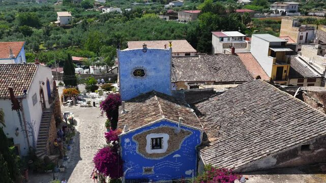 Borgo Parrini, Palermo, Sicilia, Italia - 06/15/2025: Case dipinte dell'antico Borgo detto anche la Barcellona di Partinico.
Ripresa aerea con drone di Borgo Parrini, meta turistica della Sicilia.