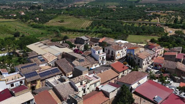 Borgo Parrini, Palermo, Sicilia, Italia - 06/15/2025: Case dipinte dell'antico Borgo detto anche la Barcellona di Partinico.
Ripresa aerea con drone di Borgo Parrini, meta turistica della Sicilia.