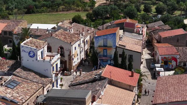 Borgo Parrini, Palermo, Sicilia, Italia - 06/15/2025: Case dipinte dell'antico Borgo detto anche la Barcellona di Partinico.
Ripresa aerea con drone di Borgo Parrini, meta turistica della Sicilia.