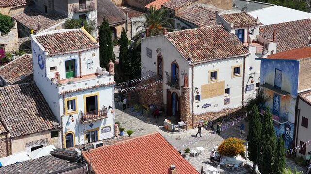 Borgo Parrini, Palermo, Sicilia, Italia - 06/15/2025: Case dipinte dell'antico Borgo detto anche la Barcellona di Partinico.
Ripresa aerea con drone di Borgo Parrini, meta turistica della Sicilia.