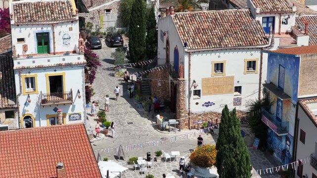 Borgo Parrini, Palermo, Sicilia, Italia - 06/15/2025: Case dipinte dell'antico Borgo detto anche la Barcellona di Partinico.
Ripresa aerea con drone di Borgo Parrini, meta turistica della Sicilia.