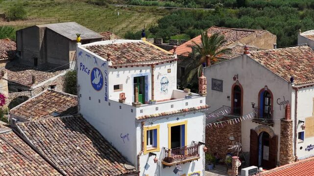 Borgo Parrini, Palermo, Sicilia, Italia - 06/15/2025: Case dipinte dell'antico Borgo detto anche la Barcellona di Partinico.
Ripresa aerea con drone di Borgo Parrini, meta turistica della Sicilia.
