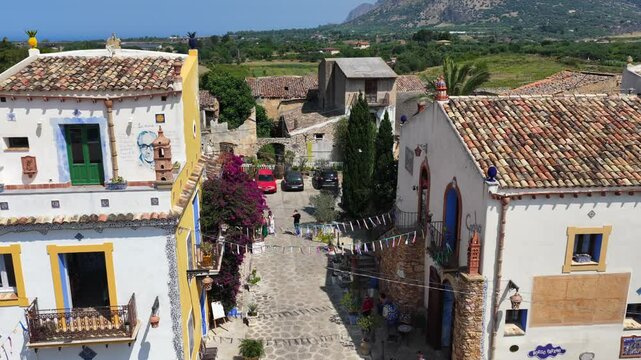 Borgo Parrini, Palermo, Sicilia, Italia - 06/15/2025: Case dipinte dell'antico Borgo detto anche la Barcellona di Partinico.
Ripresa aerea con drone di Borgo Parrini, meta turistica della Sicilia.