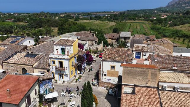 Borgo Parrini, Palermo, Sicilia, Italia - 06/15/2025: Case dipinte dell'antico Borgo detto anche la Barcellona di Partinico.
Ripresa aerea con drone di Borgo Parrini, meta turistica della Sicilia.