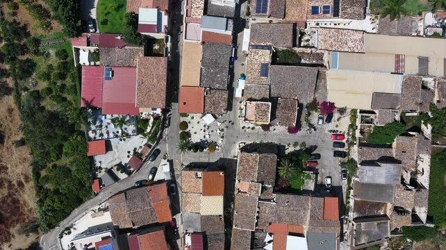 Borgo Parrini, Palermo, Sicilia, Italia - 06/15/2025: Case dipinte dell'antico Borgo detto anche la Barcellona di Partinico.
Ripresa aerea con drone di Borgo Parrini, meta turistica della Sicilia.