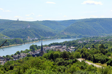 Der Rhein und der Ort Rhens im Landkreis-Mayen-Koblenz in der Nähe von Koblenz im Rhein-Lahn-Kreis...