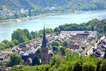 Der Rhein und der Ort Rhens im Landkreis-Mayen-Koblenz in der Nähe von Koblenz im Rhein-Lahn-Kreis...