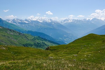 Vue sur les montagnes de la haute Tarentaise à plus de 2000 mètres d'altitude dans les Alpes en...