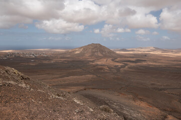 Vista panorámica desde el mirador de Vallebrón con la montaña de Tintaya en el fondo, Fuerteventura 