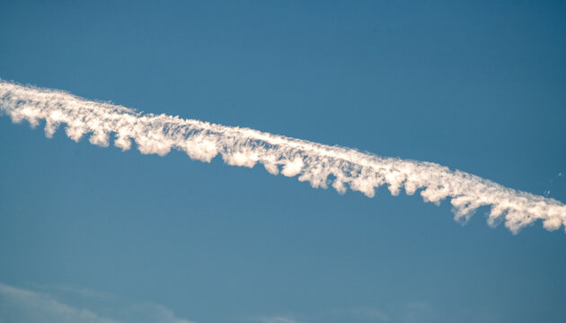 Kondensstreifen eines Flugzeugs - Powered by Adobe