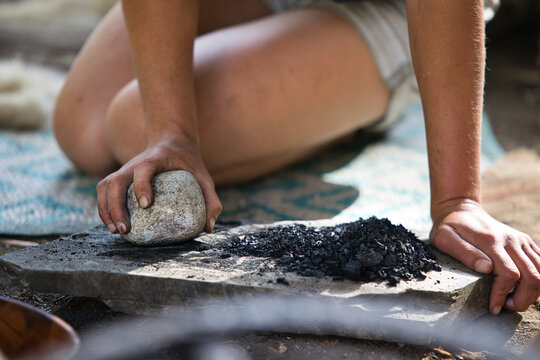 Charbon pil&eacute; par une pierre