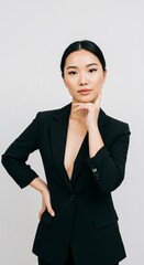 凛とした表情 黒ジャケット女性 自信に満ちたポートレート