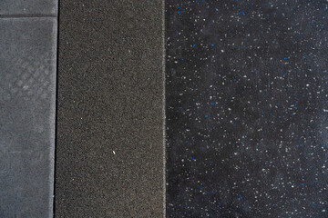 Fototapeta premium Zoom sur un carrelage noir mat, mettant en avant la texture et la finition élégante de la surface.