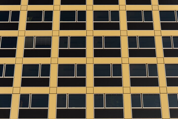 Fassadenstruktur moderner Architektur mit Rasterfenstern bei Sonnenlicht