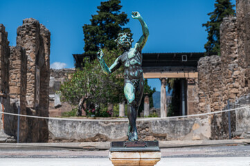 Gros plan sur la statue du Faune de la Maison du Faune à Pompéi, Italie