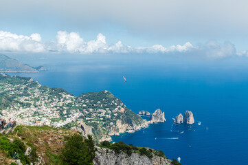 Vue sur les Faraglioni de Capri depuis le sommet du Monte Solaro, plus haut point de l'île