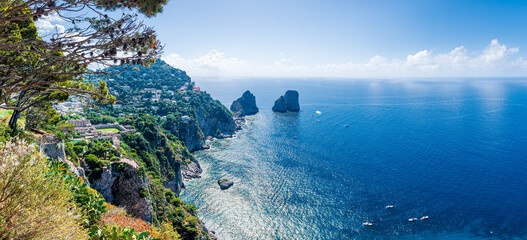Les Faraglioni de l'île de Capri vus depuis le belvédère de Punta Cannone