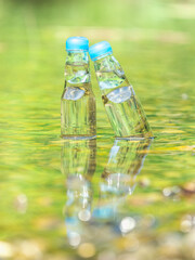 冷たい川の水で冷やす2本の瓶ラムネ　夏休み