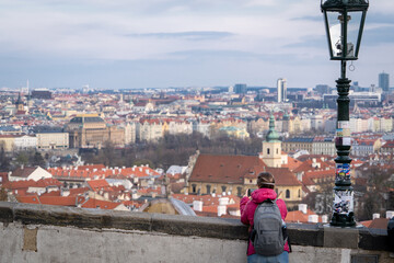 Mujer turista tomando una fotografía de las vistas de la ciudad de Praga, desde un mirador en la colina del Castillo