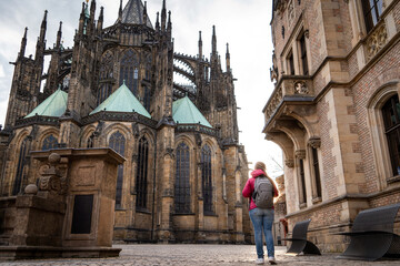 Mujer turista caminando en el patio de la Catedral de Praga al atardecer