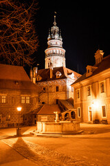 Vistas del patio central del Castillo de český krumlov, de noche, con su torre en el fondo	