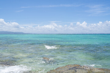 ニャティヤ洞から見た沖縄のエメラルドブルーの海