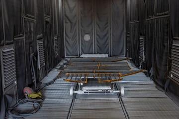 Portail rénové par une entreprise spécialisée, avec thermolaquage neuf et dorures restaurées, mettant en valeur un travail de finition haut de gamme.