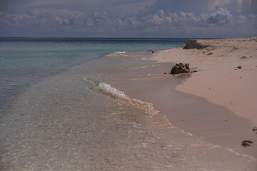 Tranquil Maldivian Beach With Gentle Ocean Waves and Soft White Sand – Tropical Seaside Landscape Perfect for Travel and Nature Concepts