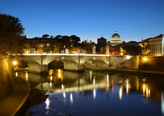 Panoramica notturna di ponte scatel Sant'Angelo con cupola di San Pietro a Roma 