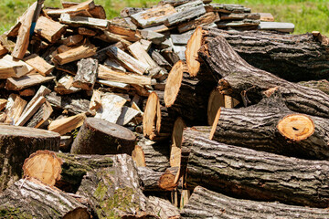 積み上げられた薪