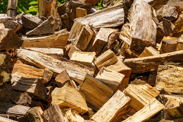 積み上げられた薪