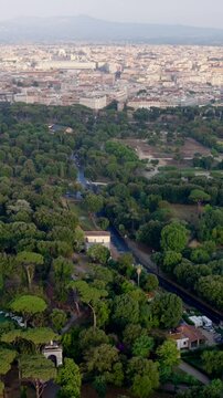 Vista aerea di Villa Borghese, Roma, Italia.
Il polmone verde del centro della citt&agrave; di Roma.. Villa Borghese.