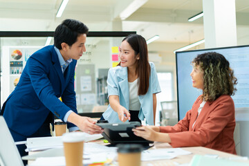 Obraz premium Group of creative Businesspeople brain storm meeting presentation,discussing roadmap to product launch, planning,strategy,dashboard,new business development,working with new startup project in office