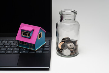 ノートパソコンとマイホームの住宅資金のイメージ