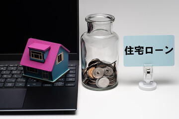 瓶に入ったお金と住宅ローンのイメージ