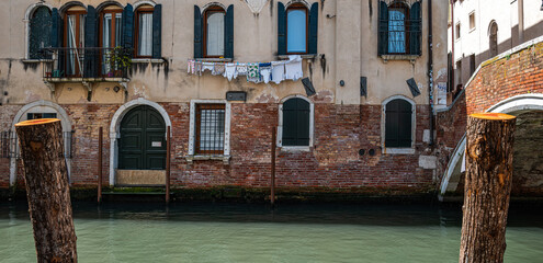 laundry hangiong in venice canal 