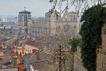 Cathédrale Saint-Jean (XIIème siècle), vue depuis la Montée des Chazeaux