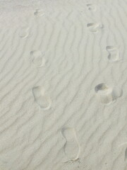 Traces de pas dans le sable
