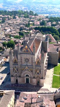 Vista aerea della Cattedrale di Orvieto (Duomo di Orvieto). Terni, Umbria, Italia.
Primo piano della facciata del duomo di Orvieto.