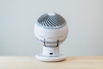 机の上に置かれたサーキュレーター