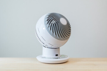 机の上に置かれたサーキュレーター