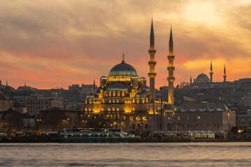 Fototapeta premium Yeni Mosque on Bosphorus at sunset. Beautiful view of Istanbul