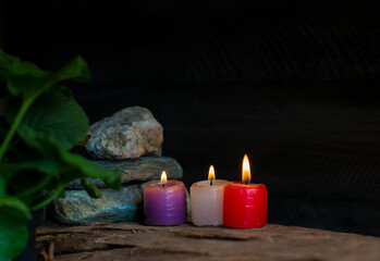 imagen serena que combina velas encendidas, piedras y vegetación en un ambiente cálido y...