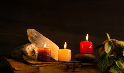 primer plano de velas encendidas evocadora, ideal para temáticas de relajación