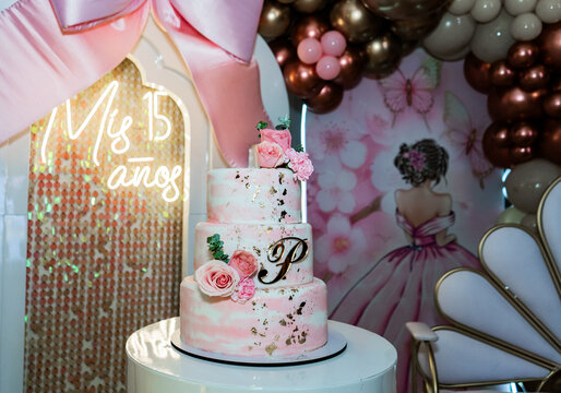  imagen colorida de torta y decoraci&oacute;n  tem&aacute;tica de una fiesta de quince a&ntilde;os