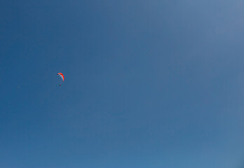 Parapente solitario en el cielo azul despejado durante día soleado
