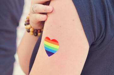 Corazón con los colores del arcoíris el día del orgullo