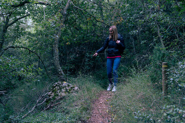 Obraz premium young woman hiking in the woods