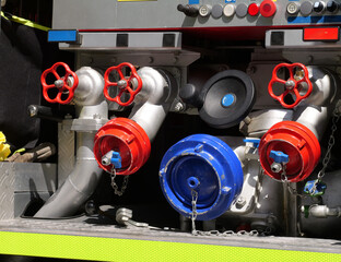 Feuerwehr Armaturen am Löschfahrzeug